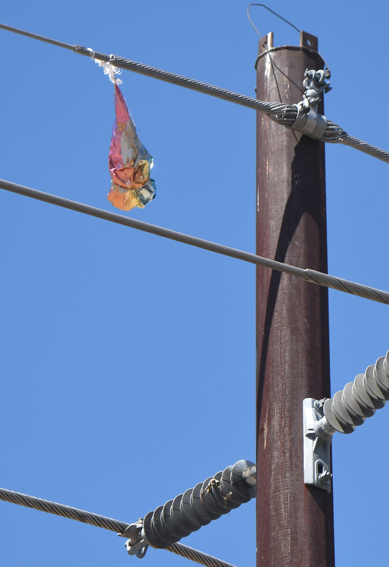 Hay una alerta durante esta época de graduaciones para que no suelte al aire los globos metalizados inflados con helio porque puede generar un caos al tocar el cableado eléctrico.
<br>