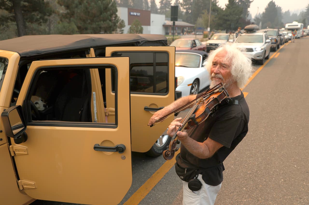 Smothers es residente de South Lake Tahoe y después de enojarse por el tráfico, decidió sacar su violín y ejecutar algunas melodías ante un escenario de humo y filas de autos.
<br>