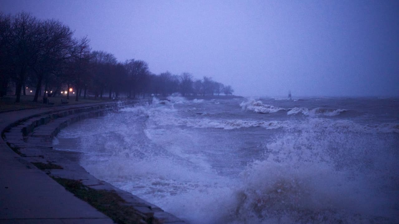 Olas de hasta 12 pies de altura, lluvia congelada, mezcla invernal, nieve, vientos de más de 40 millas por hora y temperaturas casi en el punto de congelación. Esto fue lo que vivimos el fin de semana en Chicago durante una tormenta invernal que impactó el área.