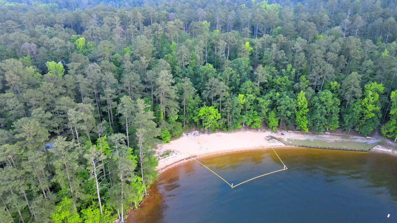 Para comenzar, cuenta con siete playas y zonas para nadar.