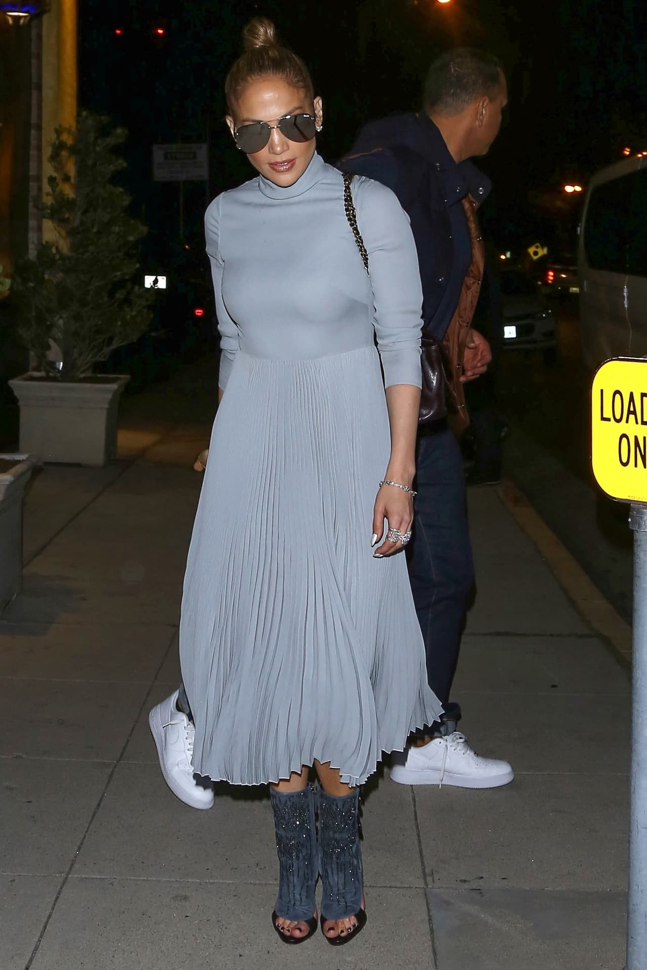 Y mientras Álex Rodríguez se cercioraba de que todo estuviera en orden, Jennifer López se enfocó en llegar a su destino.