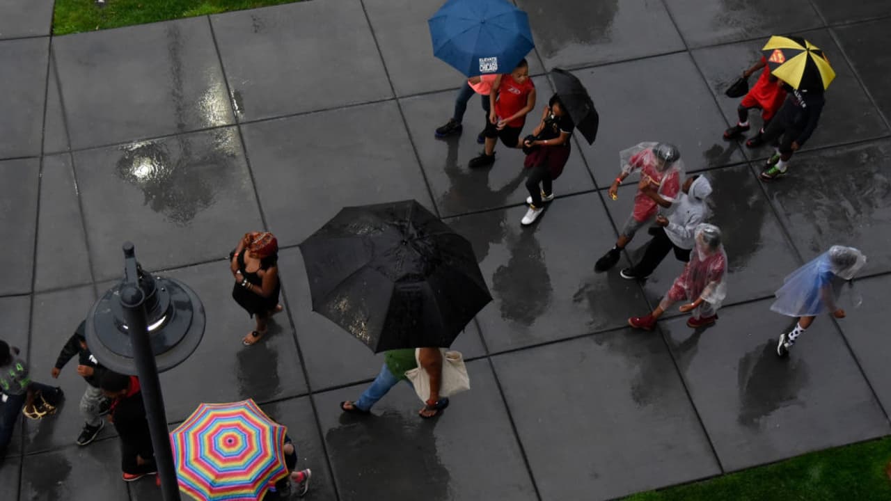 Escuelas evacuadas y vuelos cancelados: lo que se sabe de las tormentas que llegarán al área de Dallas-Fort Worth
