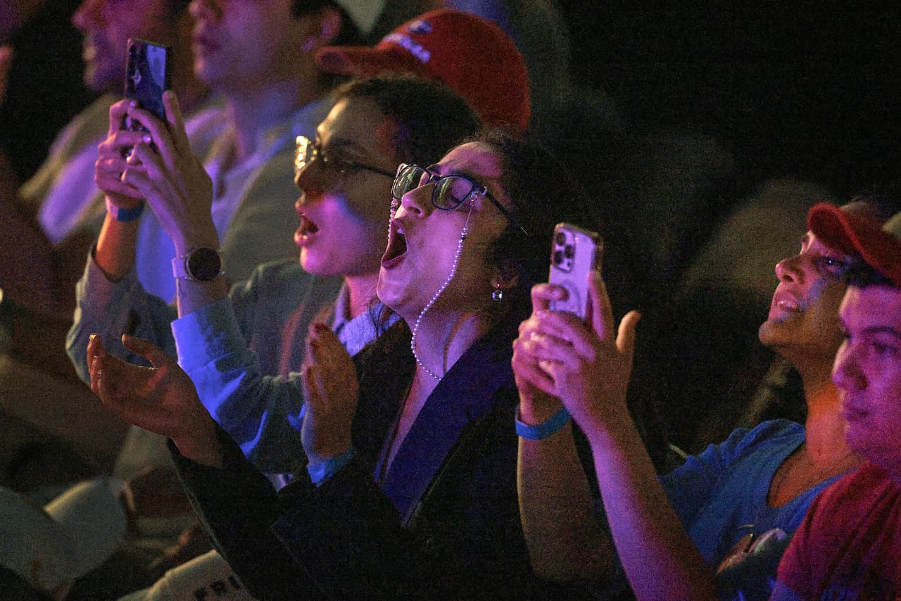 Varias personas escuchan al vicepresidente JD Vance durante un evento de Turning Point USA en el Akins Ford Arena del Classic Center en Athens, Georgia, el martes 14 de abril de 2026. (Chip Somodevilla/Pool vía AP)