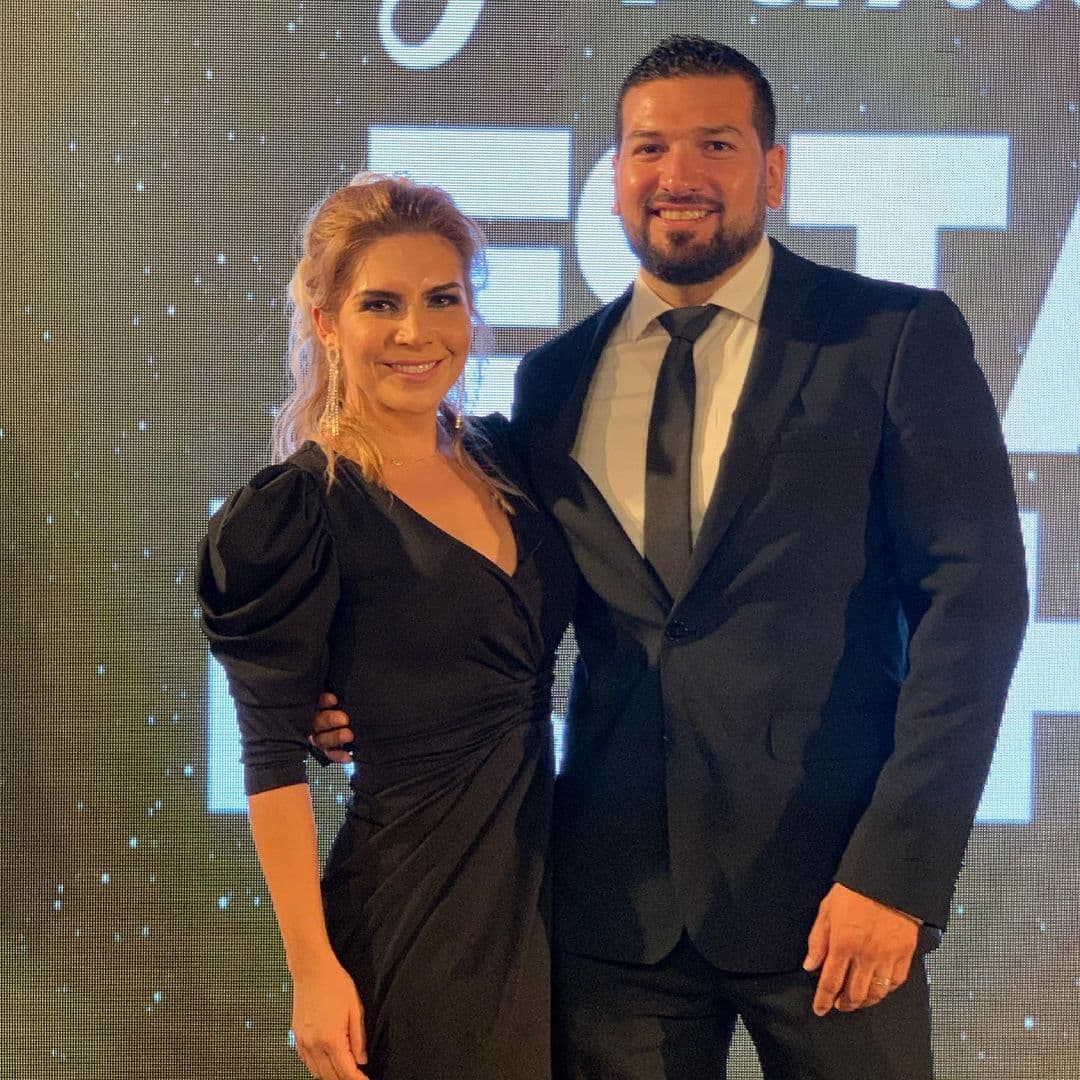 Karla Panini y Américo Garza posaron juntos durante la velada y fue ella quien 
<b><a href="https://www.univision.com/famosos/karla-panini-afirma-que-ama-a-las-hijas-de-karla-luna-como-si-fueran-suyas-porque-son-de-una-mujer-que-quiso-mucho-fotos">negó que estaban en trámites de divorcio.</a></b>