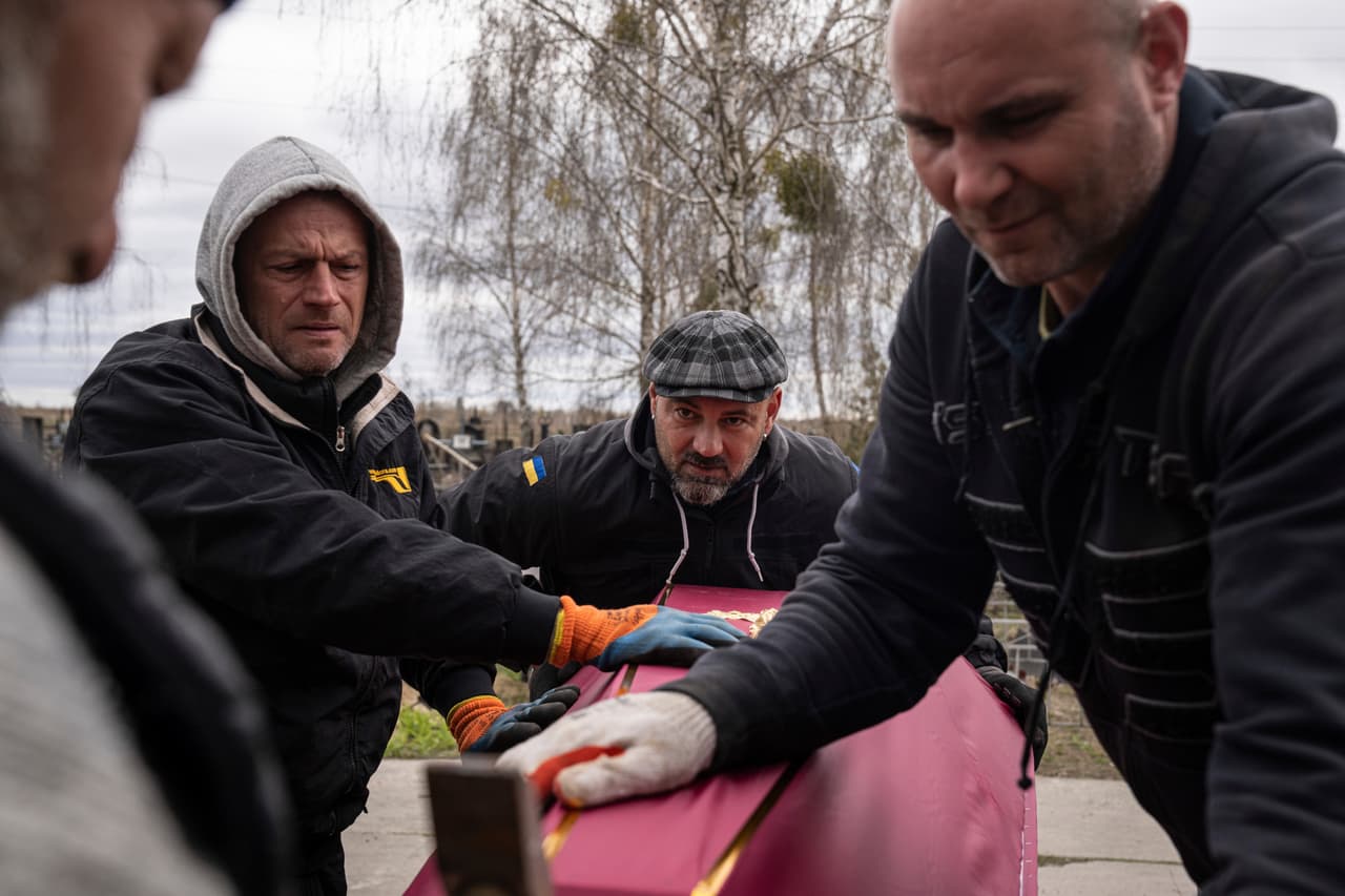 Minchenko y sus compañeros han cruzado las calles de Bucha para localizar cadáveres. Responden a los informes de los residentes sobre cuerpos o se encuentran con ellos mismos. Han sido de los primeros en ver abusos que serán investigados
<a href="https://www.univision.com/noticias/mundo/testimonios-atrocidades-tropas-rusas-bucha-borodianka-ucrania" target="_blank">como posibles crímenes de guerra. </a>