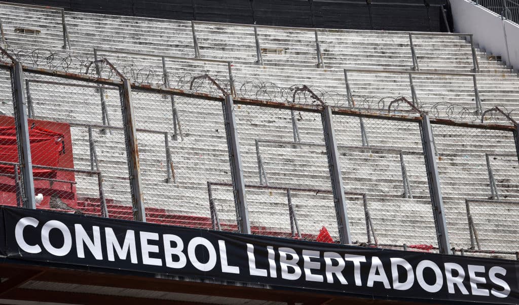 La siguiente posibilidad será jugar el partido en el Estadio Monumental pero sin presencia de público, terminando de enterrar lo que fue la final más esperada en la historia de la Copa Libertadores.