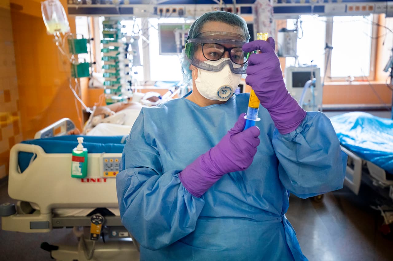 Pero después los expertos y autoridades de salud informaron que solo debían llevarlas en la calle las personas que habían dado positivo al covid-19, para prevenir contagiar a otros, y médicos, enfermeras y rescatistas. 
<br>
<br>