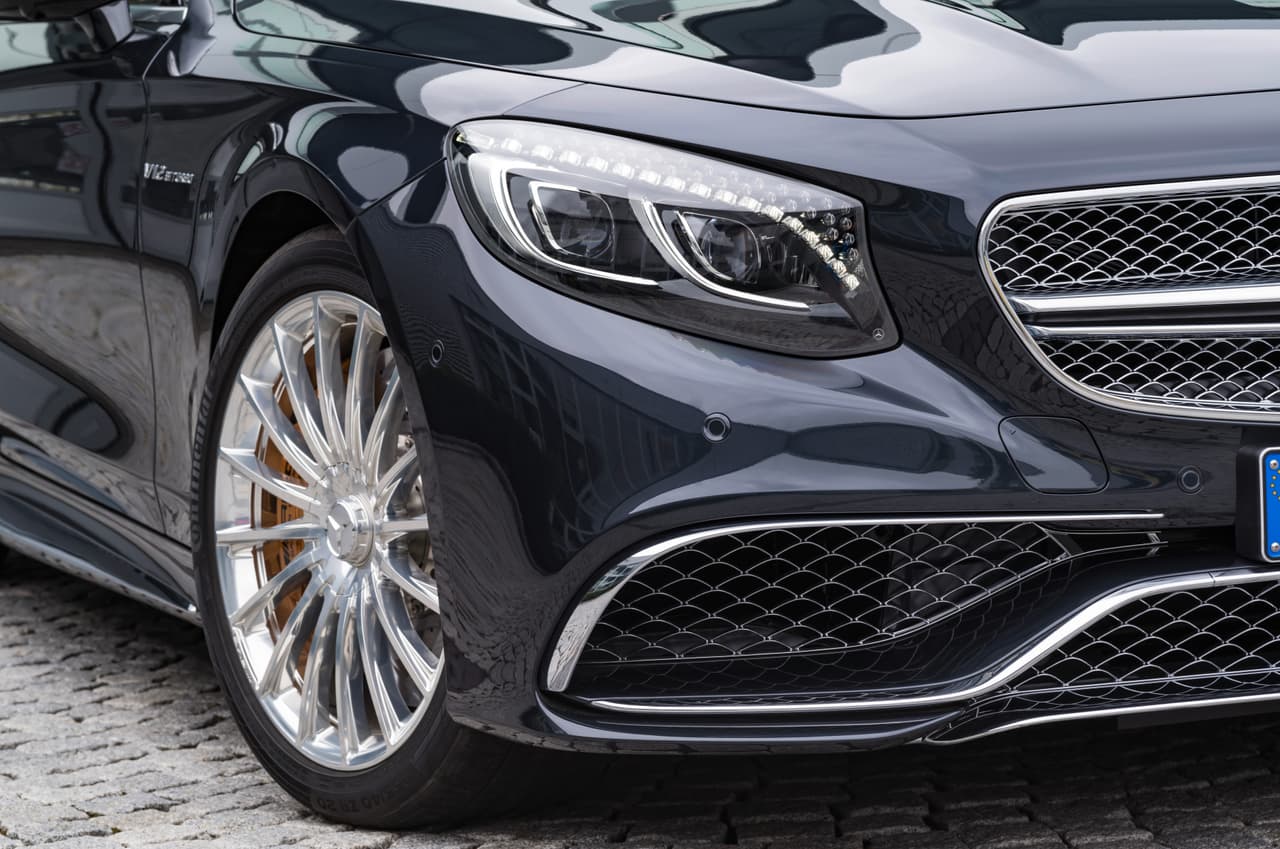 El Mercedes-Benz AMG S 65 Cabriolet 2017 ofrece llantas multirayos con sistema de frenos AMG y una grilla al estilo "panal de abejas".