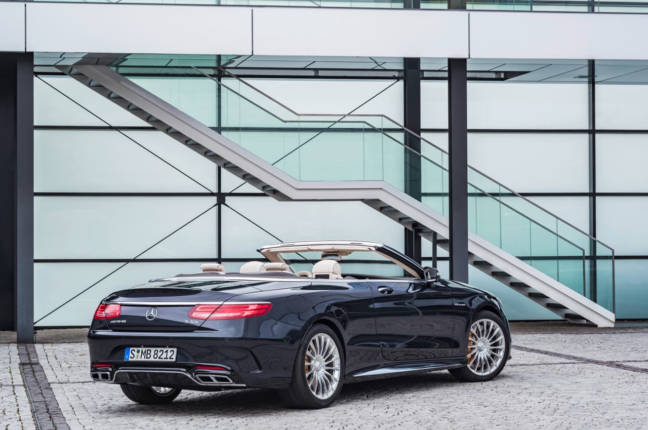 El Mercedes-Benz AMG S 65 Cabriolet 2017 añade una batería de iones de litio de serie que suplanta a la fuente de energía convencional y produce un ahorro de peso de 44 libras.