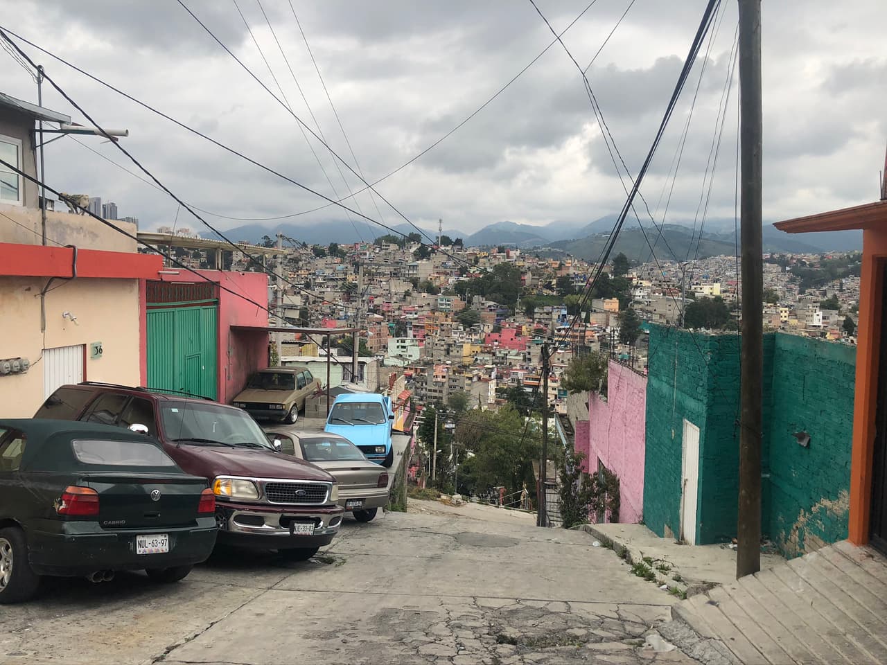 En este barrio en la periferia de la Ciudad de México vive Manzano, quien figura en documentos públicos como dueña de Esrome, una compañía que vendió equipo de seguridad a la Policía de México. Ella se dice víctima de un fraude.