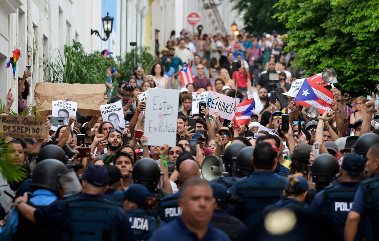 En medio de protestas, el escándalo por un chat acorrala al gobernador de Puerto Rico y amenaza con trabar fondos clave para la reconstrucción