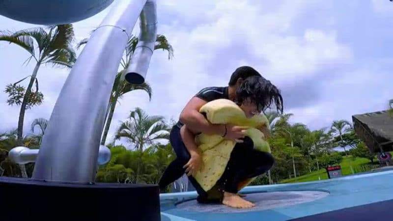 La prueba se trató de exprimir literalmente a sus mujeres. Ellas se metieron en botargas de esponjas, se sumergieron en una alberca para después correr hacia ellos, quienes tenían que sacarles toda el agua con la finalidad de llenar una cubeta.