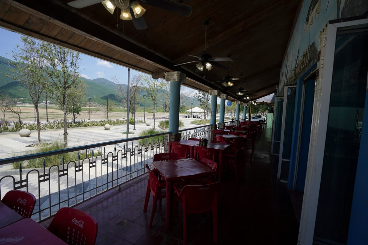 Mesas vacías frente a un local en La Boca, que generalmente están lleno de turistas. Leticia Rodríguez, dueña de un restaurante en el lugar, ha tenido que despedir a su personal debido a la situación. "La única esperanza es que llueva", afirmó Rodríguez. "Incluso si es la cola de un huracán, solo así la presa se puede recuperar".