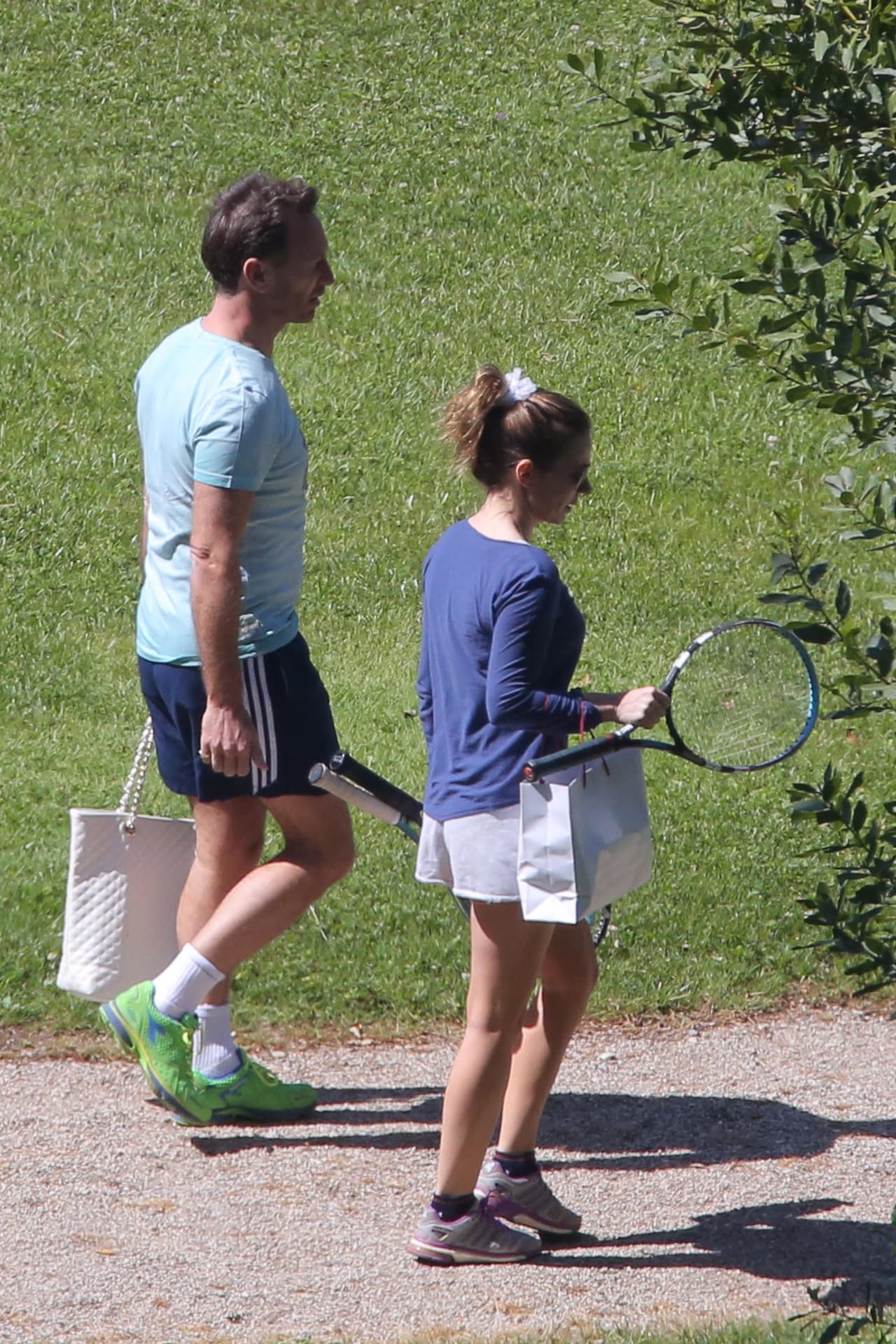 Después de nadar fueron a jugar tenis.