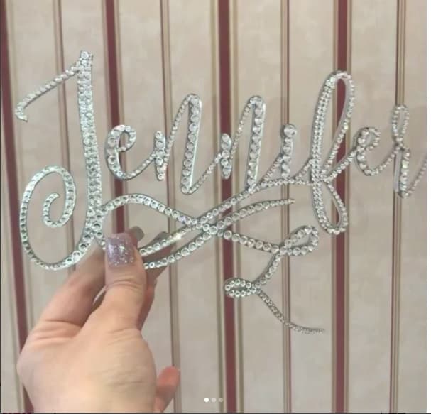 Este fue el diseño exclusivo del nombre de Jennifer López; ella escogió la tipografía.