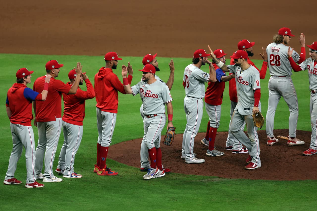 Los miembros de
<a href="https://www.univision.com/local/philadelphia-wuvp/septa-juegos-serie-mundial-filadelfia">Phillies</a> celebran después de ganar el Juego Uno de la Serie Mundial 2022 contra los Astros de Houston en 10 entrada.