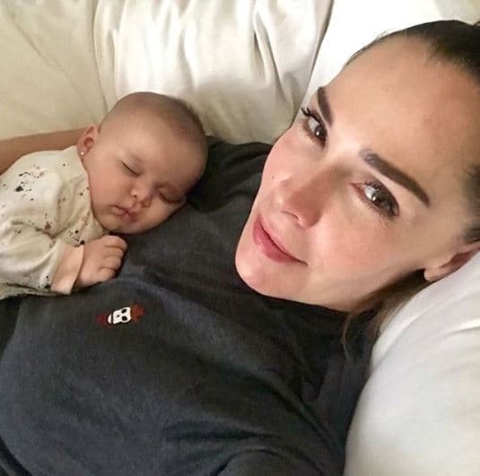 A casi siete meses del 
<b><a href="https://www.univision.com/entretenimiento/matan-de-cinco-balazos-a-la-pareja-de-la-actriz-sharis-cid" target="_blank">asesinato de Isaías Gómez</a></b>, cometido el 30 de septiembre pasado, Sharis Cid ha continuado su vida de la mano de su familia y bendecida por el nacimiento de su nieta Alessia.