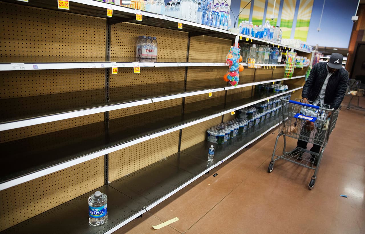 Las estanterías de agua quedaron vacías en este supermercado de Atlanta, Georgia, este fin de semana. Los compradores también se llevaron reservas de agua y leche para resguardarse durante la tormenta.