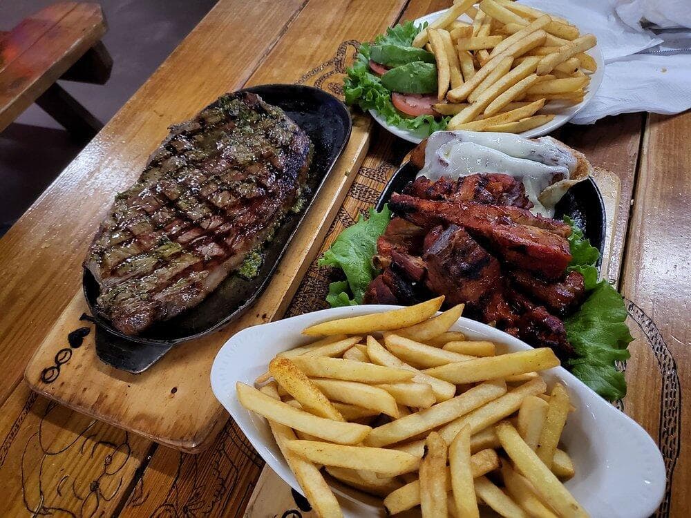 5. 
<b>Exploren la escena culinaria latinoamericana</b>. Metro Atlanta tiene una variedad de restaurantes que sirve comidas latinoamericanas. Así que, si papá 
<b><a href="https://www.univision.com/local/atlanta-wuvg/mejor-comida-mexicana-atlanta-2022-fotos">tiene ganas de unos tacos</a></b>, 
<b><a href="https://www.univision.com/local/atlanta-wuvg/mejor-comida-colombiana-del-area-de-atlanta-en-2023-fotos">una bandeja paisa</a></b>, 
<b><a href="https://www.univision.com/local/atlanta-wuvg/mes-herencia-hispana-comida-latinoamericana-atlanta-fotos">ir por unas pupusas, antojitos centroamericanos, unas arepas o algo más</a></b>, de seguro las encontrarás.