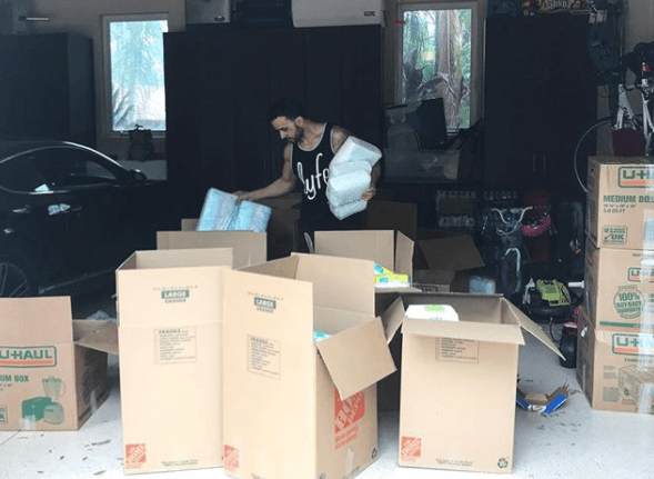 "Sería un día de descanso, pero no para mí. Yo no descansaré hasta que mi Puerto Rico se recupere. Aquí preparándome para el próximo viaje. Nos vemos pronto Puerto Rico", es una de las imágenes que el cantante compartió el 28 de octubre.