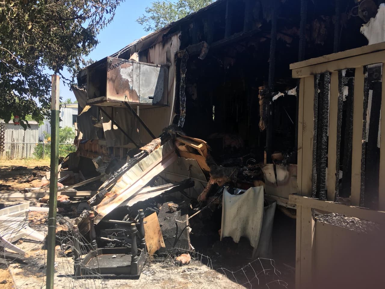 Frontis de una vivienda consumida por las llamas