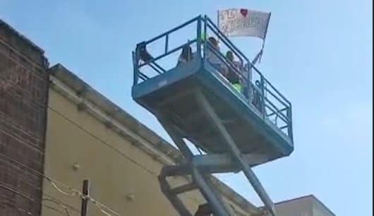 <b>Alquilan una grúa para visitar a su amiga enferma de cáncer en el hospital. | </b>Un grupo de 12 amigas alquiló una grúa elevadora para trepar al techo de un hospital y poder saludar a su amiga Gabi, quien padece de cáncer y llevaba dos meses internada en La Plata, Argentina.