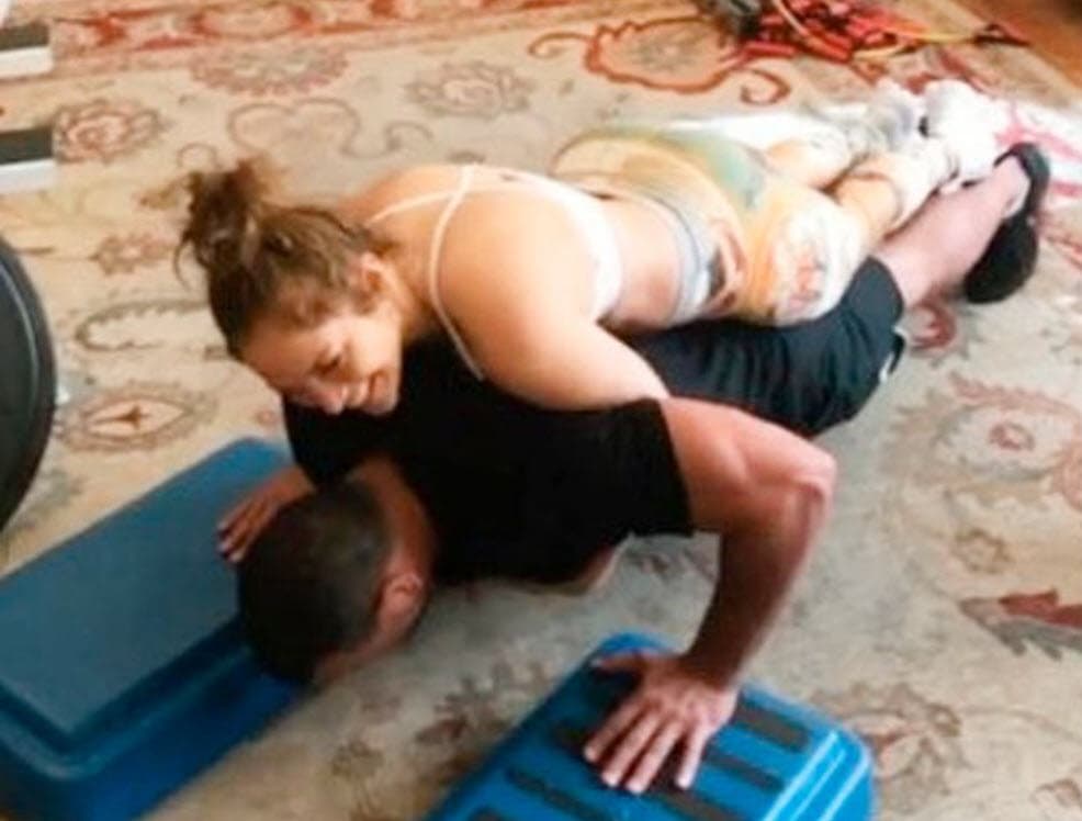 También los videos e imágenes en los que 
<b><a href="https://www.univision.com/famosos/en-video-asi-llegaron-jlo-y-alex-rodriguez-entre-otras-estrellas-a-la-alfombra-del-met-gala-video" target="_blank">se les veía pasando divertidos momentos</a></b> como este ya no están. 
<br>