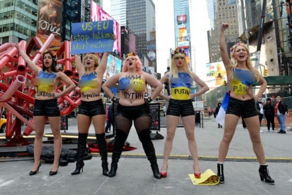 Varias mujeres activistas del grupo FEMEN de Ucrania llegaron a Times Square con mensajes de odio escritos en su cuerpo semi desnudo para protestar contra la intervención de Rusia en ese país. 