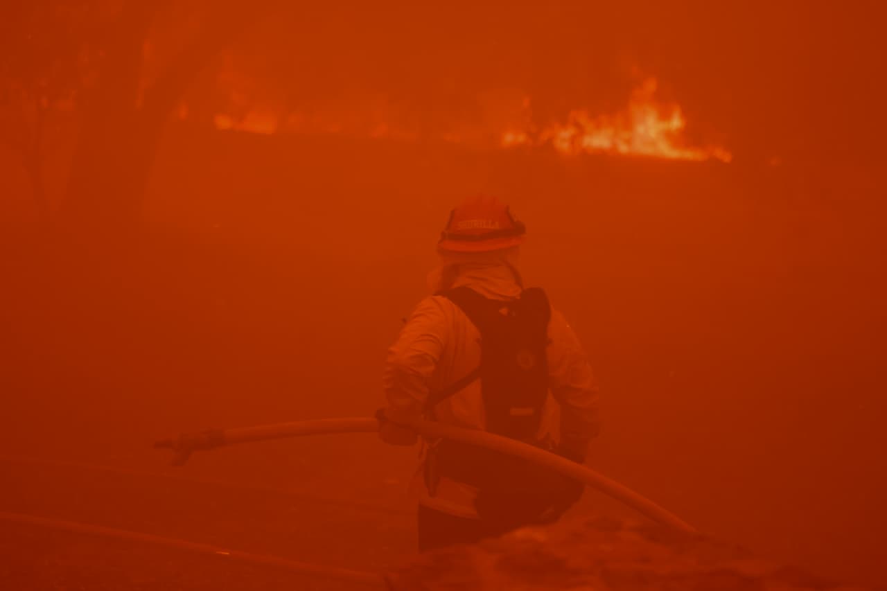 Mala calidad del aire y un cielo naranja es algo de lo que los incendios están provocando, las personas que habitan zonas aledañas deben hacer su vida en esas circunstancias.