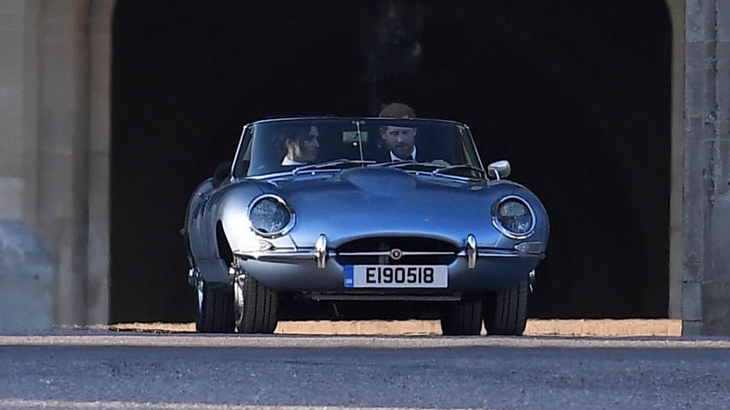 La conversión eléctrica del Jaguar E-Type estará a la disposición de un público muy pudiente 
<b>no antes del verano de 2020</b>, cuando el fabricante dará mayores detalle sobre su tecnología, desempaño y rendimiento Aunque Jaguar no anunció precios, no es difícil adivinar que costará una verdadera fortuna.