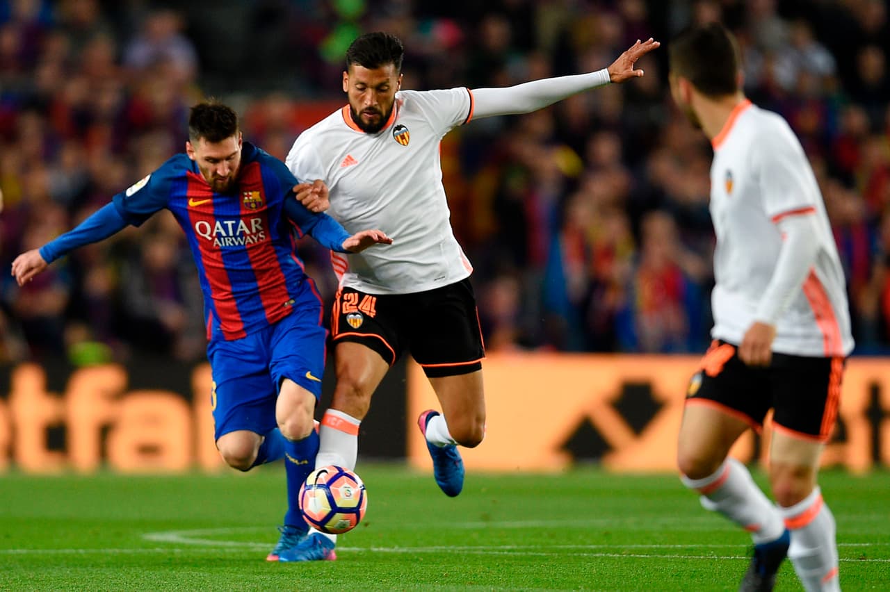 El argentino Ezequiel Garay, con 30 años de edad, tendrá que aferrarse a su presente en Valencia, con el que tiene contrato hasta 2020. Valorado en 15 millones de euros, el defensa parece tener estabilidad y continuidad, dos factores claves para un jugador en su posición y de su edad competitiva.
