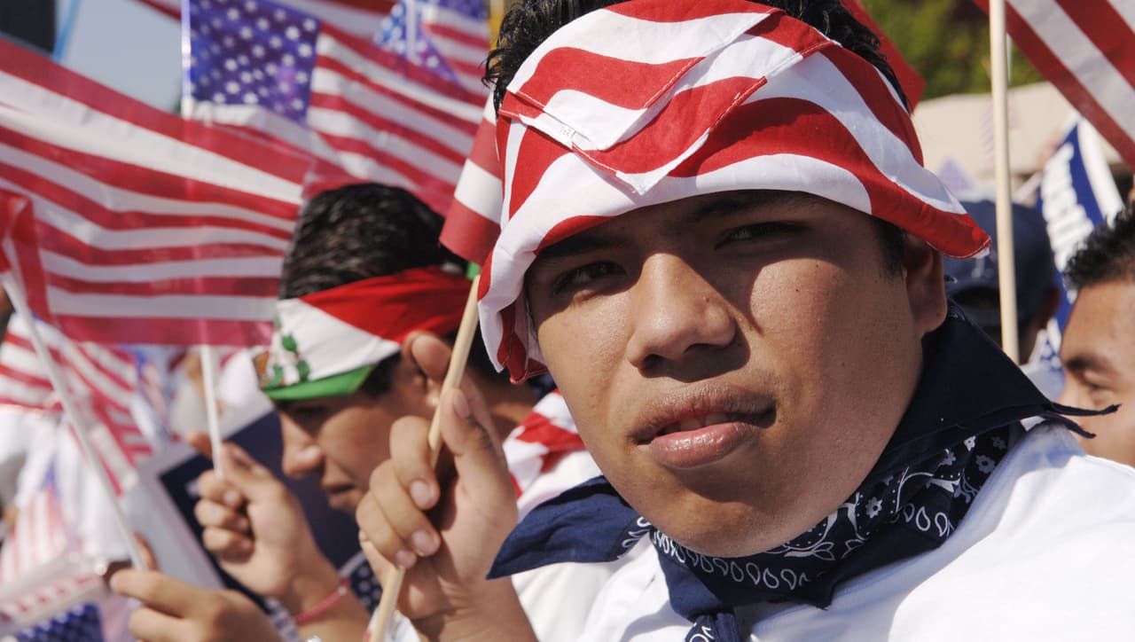 Clinton vs. Sanders, cuál de los dos ofrece más a los inmigrantes indocumentados