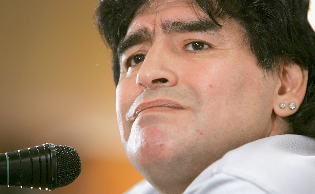2004: Fue un año muy agitado en la salud de Maradona, ya que fue internado dos veces, una por problemas de salud en marzo y la segunda en mayo para iniciar otra rehabilitación.