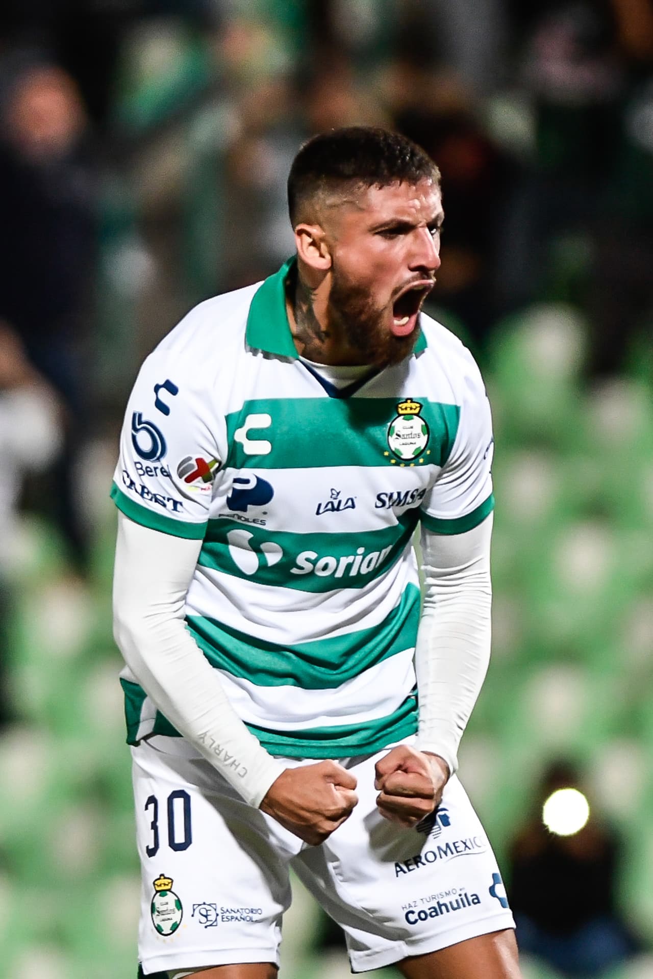 El delantero chileno le dio el pase definitivo a los laguneros y lo celebró descargando la presión que había sobre él.