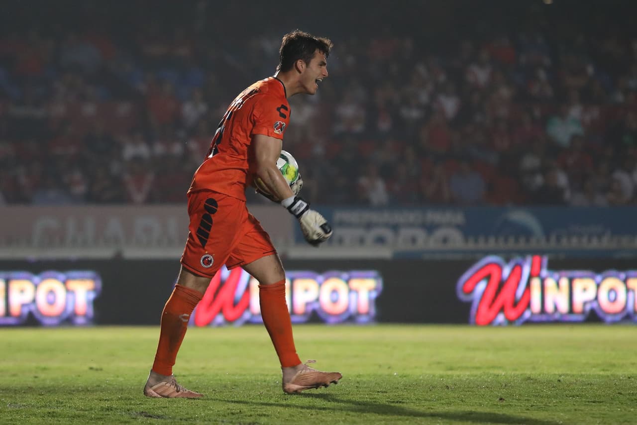 El arquero del Veracruz, Sebastián Jurado, reclamó constantemente por más atención a sus compañeros de la defensa.