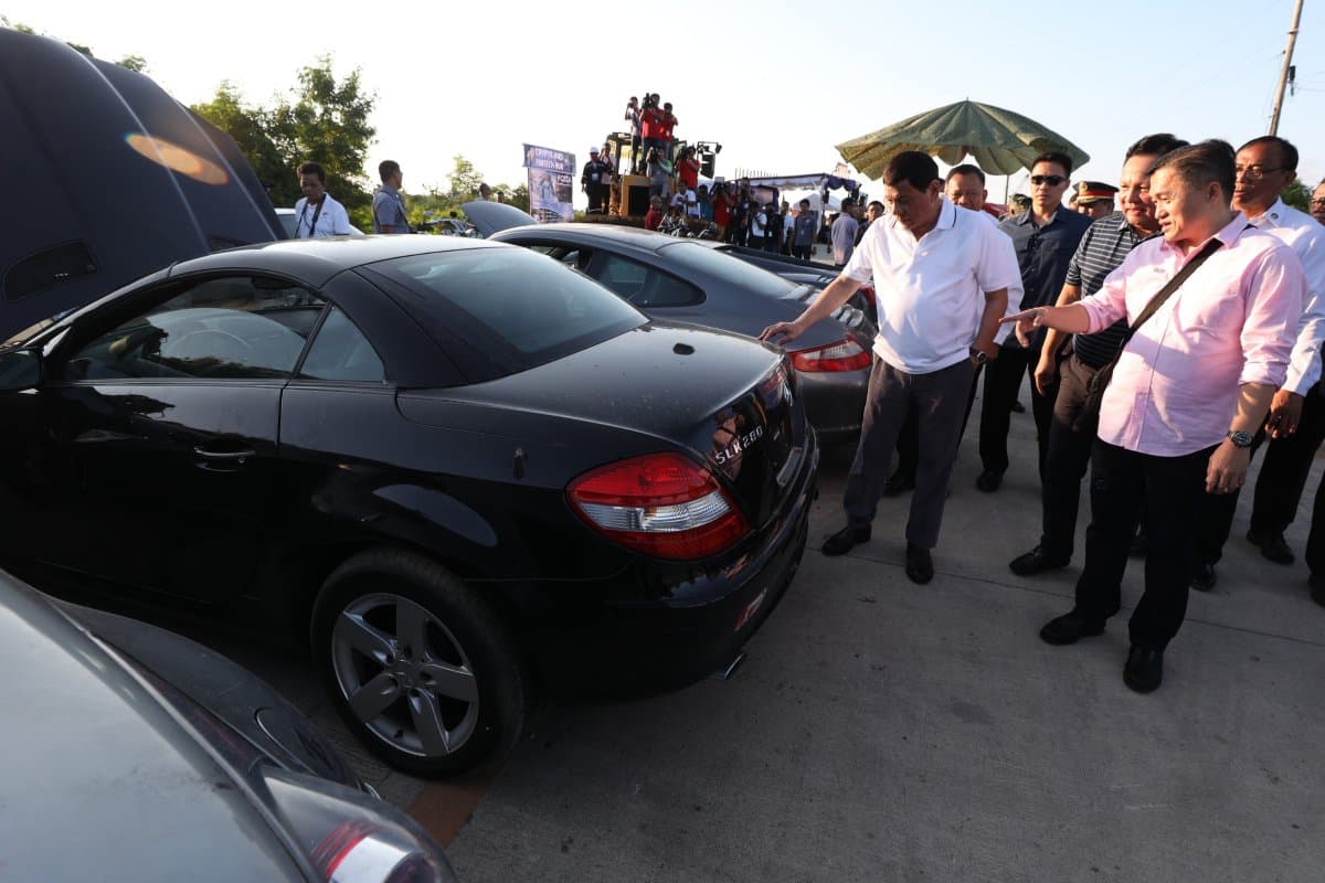 Los modelos que llegan a Filipinas son a través del contrabando y la mayoría de ellos no son unidades recientes, sino con varios años en el mercado, como el caso del Mercedes-Benz SLK 280.