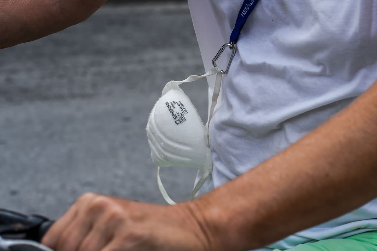 Las máscaras deben usarse al transitar por la calle, auqnue ya se ve que forma parte de la indumentaria de las personas.