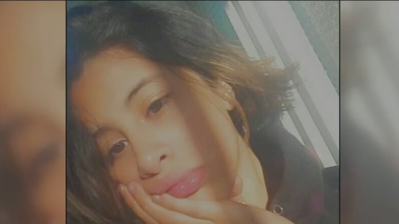 <b>Atada de pies y manos: hallan muerta a niña de 14 años que tenía una discapacidad mental</b>
<br>
<br>A Michelle la buscaban desesperadamente por toda la ciudad de Bogotá, Colombia, luego de que el 30 de noviembre salió de su casa con la esperanza de encontrar a los ladrones de su celular. El cuerpo presenta 16 puñaladas en el pecho y en la espalda, además de un fuerte golpe en la cabeza.