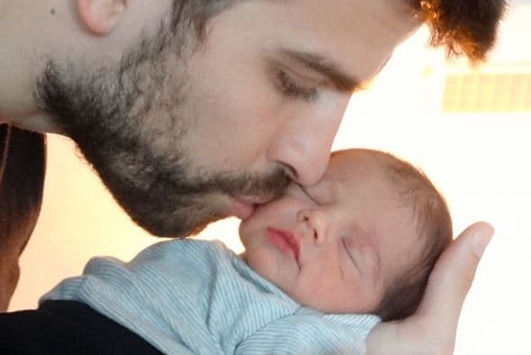 Así fue como Gerard posó con su primer bebé, Milan, ¿recuerdas?