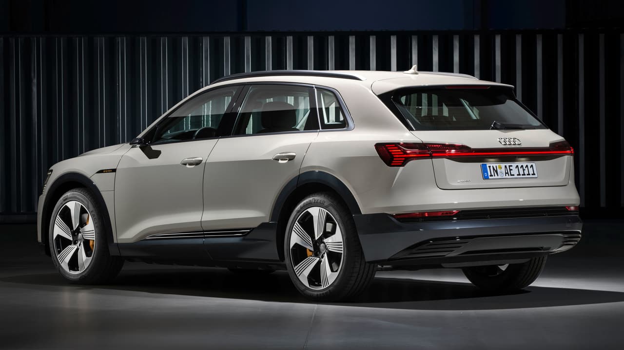 El vehículo que de ahora en adelante conoceremos como la Audi e-tron 2019, es inconfundiblemente un producto Audi, que muestra las 
<b>líneas simples y elegantes </b>que distinguen a los modelos de la marca sin usar trucos de diseños para gritar la naturaleza de su tren motriz como hacen otros carros eléctricos. La Audi e-tron llega relativamente temprano a un segmento que va a ser competitivo en poco tiempo. Si principal competidora es la excelente
<b><a href="https://www.univision.com/noticias/pruebas-de-manejo/el-destino-nos-alcanzo-probamos-la-i-pace-la-primera-camioneta-electrica-de-jaguar" target="_blank"> Jaguar I-Pace</a></b> que llega con un año de ventaja y la 
<b>Tesla Model X</b>.