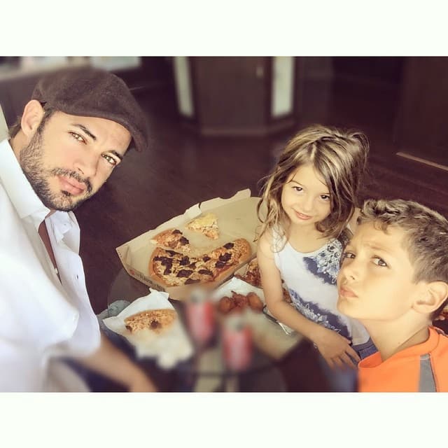 Su hermano Christopher salió igualito pero a su papi.