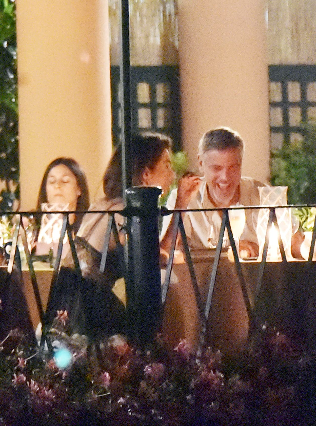 Amal dijo algo que hizo reír a su esposo.