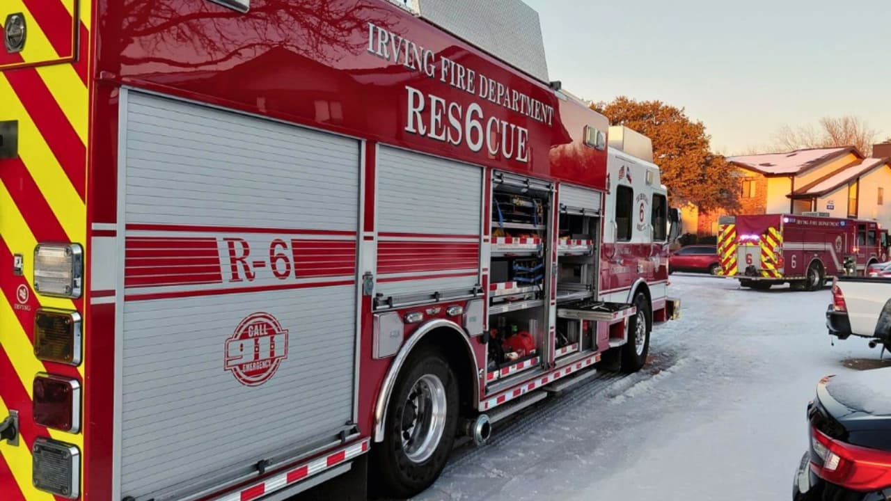 <h3 class="cms-H3-H3">Riesgos clave para conductores y peatones</h3> Los riesgos tras una tormenta invernal 
<b>no se limitan a las carreteras.</b> 
<br>También están en 
<b>estacionamientos y zonas peatonales.</b> 
<br>Se recomienda 
<b>evitar dejar vehículos bajo techos con acumulación de hielo o nieve y extremar precauciones en superficies húmedas</b>, donde puede formarse hielo negro. 
<br>
<b>Puentes, tramos elevados y áreas con sombra</b> suelen congelarse primero. 
<br>
<b>Reducir la velocidad y evitar maniobras bruscas</b> sigue siendo clave. 
<br>Si hay riesgo inmediato para personas, 
<b>se debe llamar al 911. </b>
<br>El colapso en Irving recuerda que 
<b>los peligros del invierno pueden continuar aún después de que deja de nevar.</b>