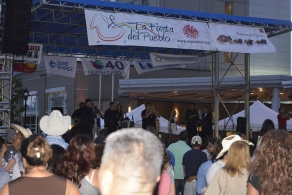 Cientos de personas asistieron a la 21º Fiesta del Pueblo este domingo en el centro de Raleigh. Grandes y pequeños pudieron disfrutar junto a Univision 40 de un ambiente lleno de juegos, antojitos, productos y mucho entretenimiento.
