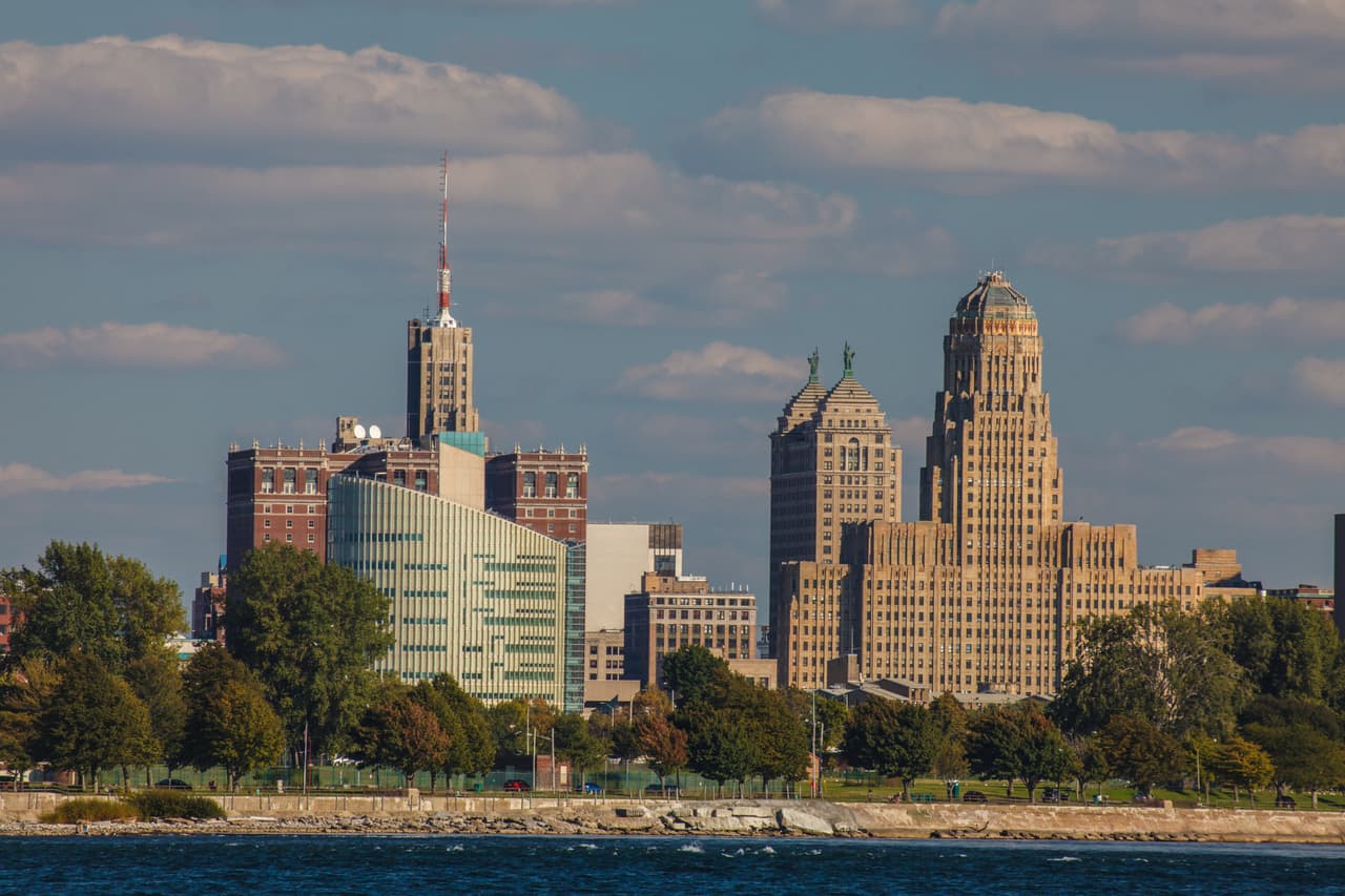 <b>Buffalo (Nueva York)</b>
<br>
<br>
<b>Aumento de la tasa de homicidios entre 2020 y 2021: 3%.</b>
<br>
<br>El estudio del CCJ aclara que los asesinatos han disminuido sustancialmente en el país desde principios de la década de 1990. Sin embargo se han registrado picos en los años 2005, 2006, 2015 y 2016.
<br>