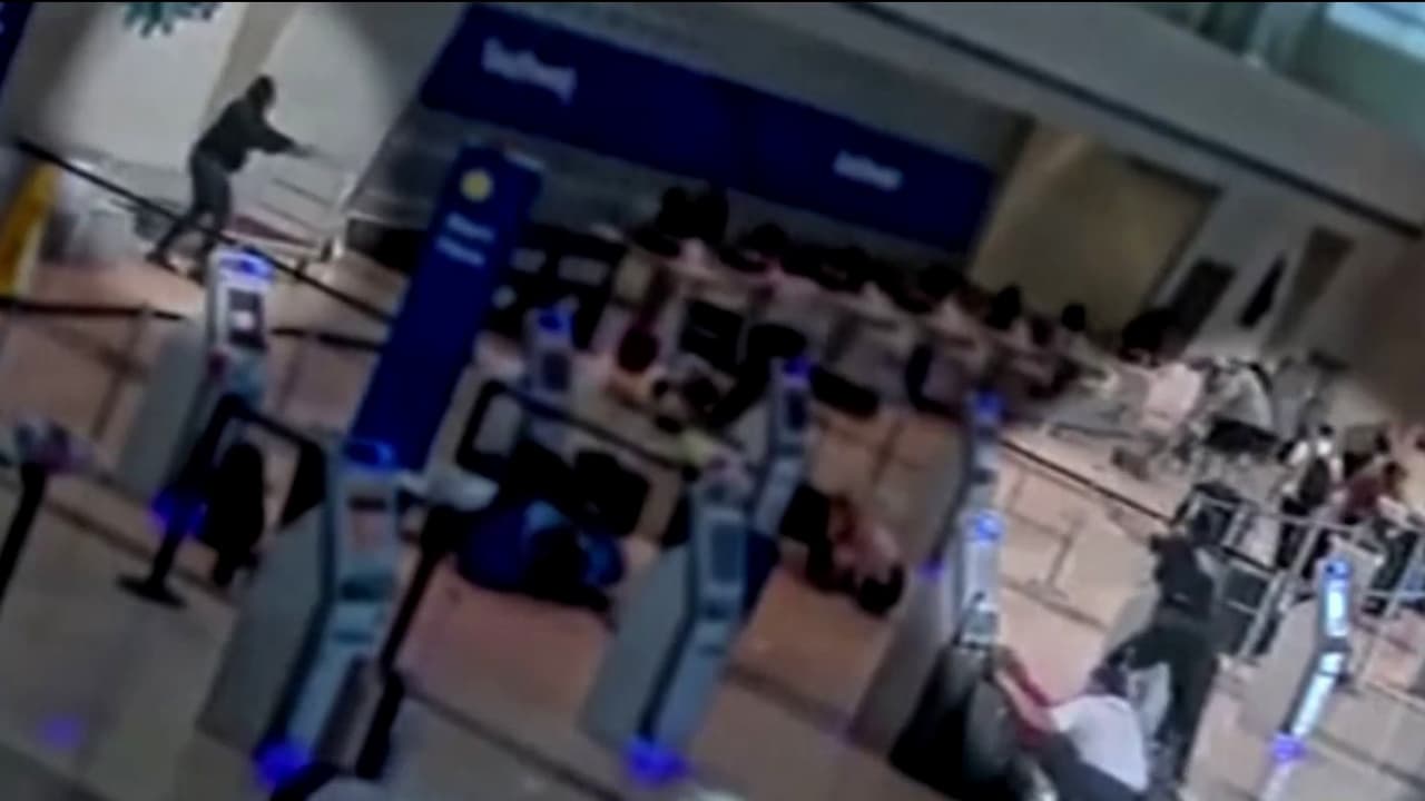 El momento en que un policía logró neutralizar a la mujer que disparó en aeropuerto de Dallas