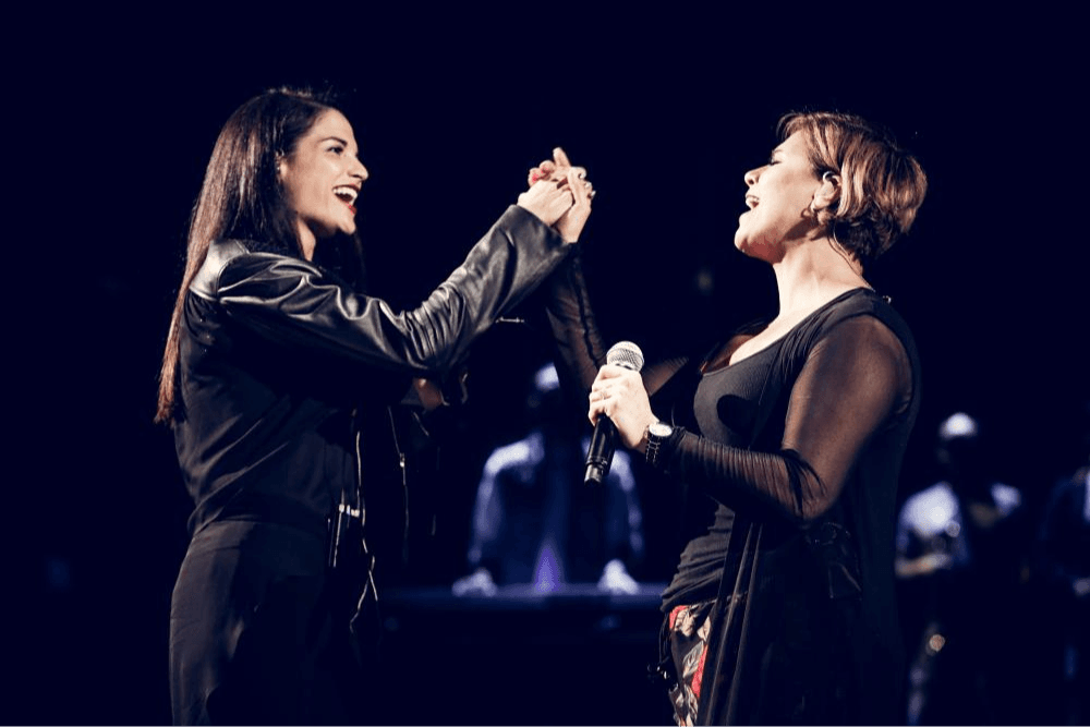 Natalia Jiménez y Olga Tañón
<br>Año: 2018
<br>Estas dos grandes voces compartieron el escenario en la trigésima edición de Premio Lo Nuestro. Natalia y Olga cantaron 'Basta ya'.