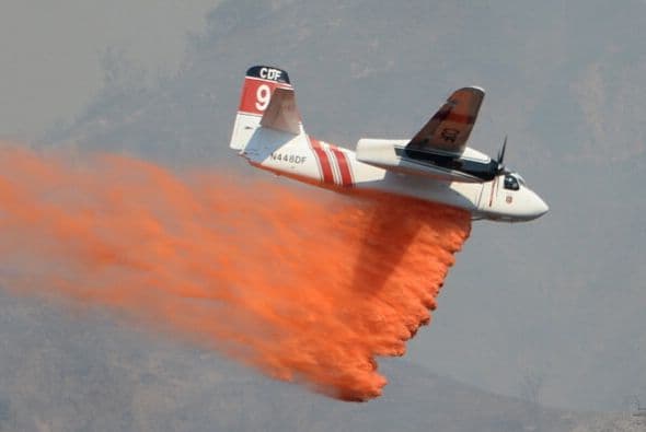 Durante 5 días más de 1000 bomberos por aire y tierra han tratado de contener las llamas en las colinas de Glendora sin éxito, pero son optimistas de que el fin se acerca esta semana. El incendio conocido como Colby Fire, dejó en claro que las condiciones climáticas de California hacen del estado una zona explosiva, con una sequía que ha superado los históricos. Más información: Incendio en Glendora, terror en las montañas del Valle de San Gabriel