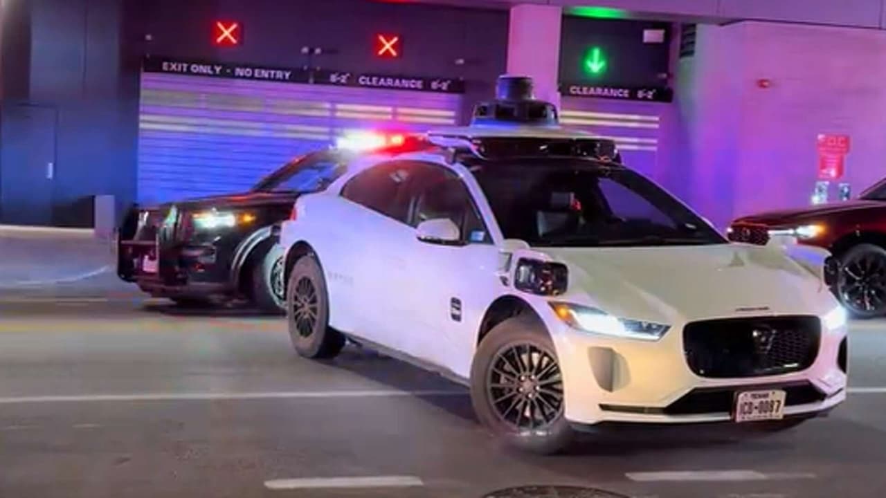 Taxi autónomo habría bloqueado ambulancia tras tiroteo mortal en Austin; policía tuvo que intervenir