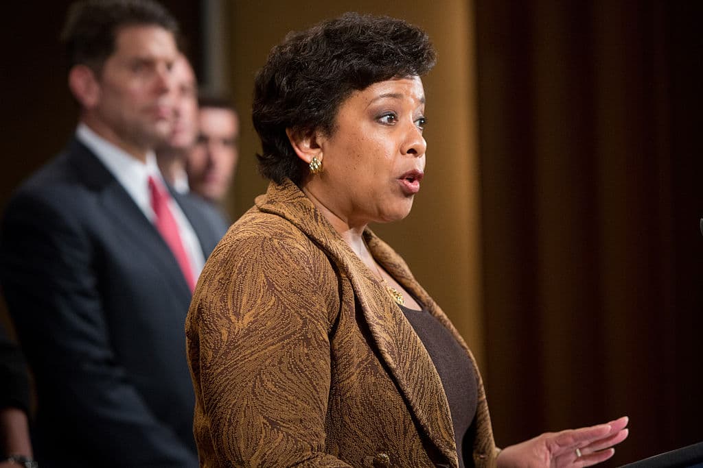 La fiscal general no imputa a Hillary Clinton y cierra la investigación de los emails